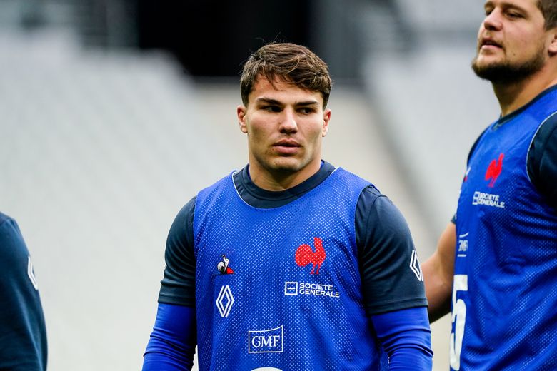 En l’absence de Charles Ollivon, Antoine Dupont est le capitaine incontestable et incontesté du XV de France. Lui qui, par son statut de meilleur joueur du monde, prend déjà beaucoup de place.