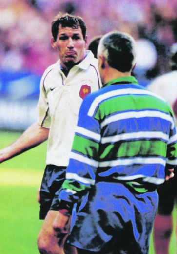 Dire que le Tournoi des 6 Nations 2002 avait mal commencé pour l’équipe de France est un euphémisme. À la mi-temps du premier match face à l’Italie, les Bleus de Bernard Laporte étaient englués dans le piège tissé par les Transalpins. Le coup de gueule légendaire du manager des Bleus à la mi-temps a tout changé. David Auradou, Nicolas Jeanjean (en bas à droite) ou Olivier Magne (en haut) ont été transcendés. Photo Midi Olympique