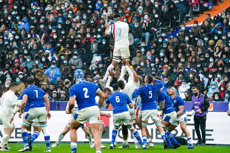 Dylan Cretin saute en touche pour capter un lancer français face à l'Italie