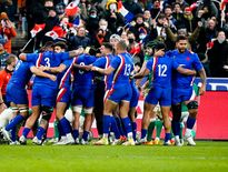 Les Bleus célèbrent l'essai de Cyril Baille (France) contre l'Irlande