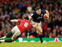 Tournoi des 6 Nations 2022 - Taine Basham (Galles) tente d'arrêter Hamish Watson (Ecosse)