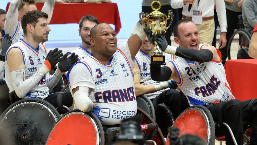 Portés par leurs supporters, les Français ont été sacrés champions d’Europe face à l’Angleterre en s’imposant (44-43) dans un match acharné. Un titre historique pour le rugby-fauteuil tricolore.