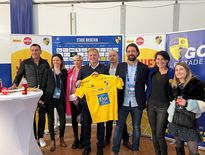 Les équipes de Bpifrance et celles du Stade Briochin prennent la pose pour officialiser leur partenariat.
