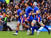 Pour suppléer les titulaires, le staff français peut s'appuyer sur le sang frais de son banc, avec notamment Peato Mauvaka, Romain Taofifenua et Thibaud Flament.