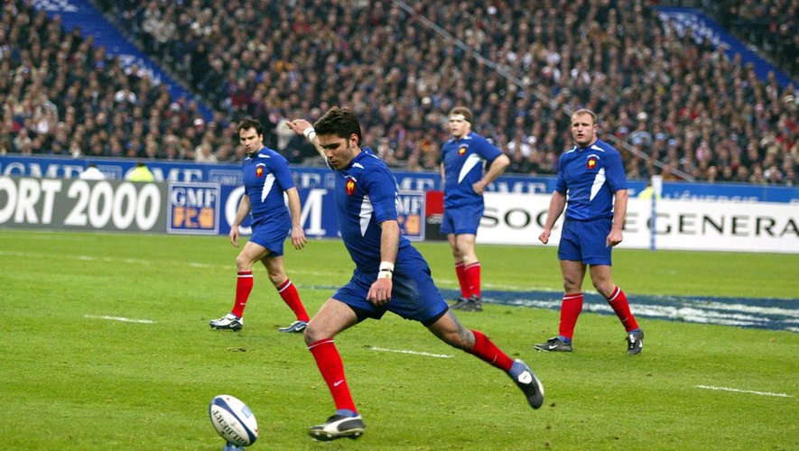 Dimitri Yachvili, ici lors de sa masterclass de 2004 face aux Anglais, a fait très mal au XV de la Rose. Photo Icon Sport