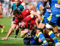 Soutenu par Eben Etzebeth, Jean-Baptiste Gros inscrit son premier essai professionnel juste avant la pause. Photo IconSport