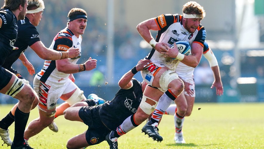 Leicester Tigers' Ollie Chessum (right) tackled by Exeter Chiefs' Henry Slade during the Gallagher Premiership match at Sandy Park, Exeter. Picture date: Sunday March 27, 2022. - Photo by Icon sport