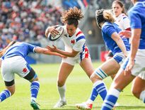 Dans des conditions météorologiques bien pires que celles qu’elle a connu à Grenoble la semaine dernière face à l’Italie, la demi d’ouverture Caroline Drouin, ici balle en main devra faire preuve de sang-froid, à Toulouse, contre les Irlandaises.