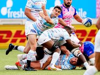 Nolann Le Garrec réalisant une passe face au Stade Français
