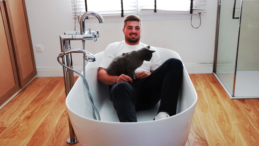 Greg Alldritt dans sa baignoire avec son chat