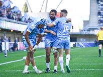 Zach Mercer célèbre son essai avec ses coéquipiers montpellierains