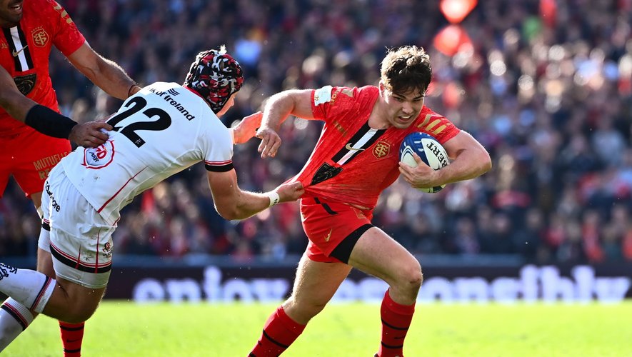 Antoine DUPONT  (Toulouse) face à Luke MARSHALL (Ulster).