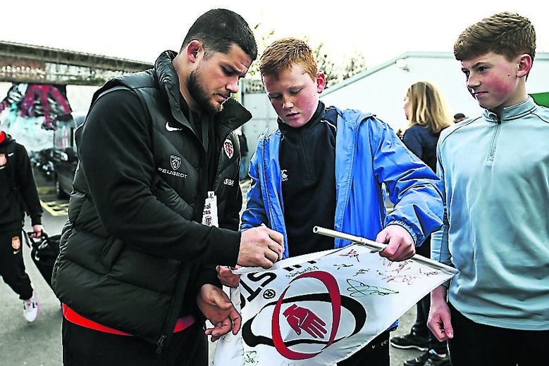 Les Toulousains en mode mobilisation avant ce huitième de finale retour. Signature d’autographes pour Julien Marchand. Détermination de Dupont, Delibes et Jelonch à quelques instants de s’approcher de cette rencontre décisive pour le suite de la saison des Toulousains. Photos Icon Sport et Twitter Stade toulousain