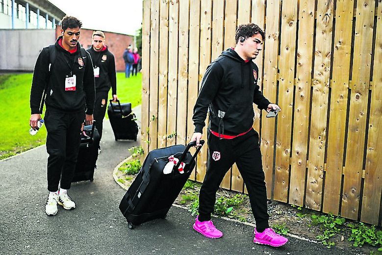 Les Toulousains en mode mobilisation avant ce huitième de finale retour. Signature d’autographes pour Julien Marchand. Détermination de Dupont, Delibes et Jelonch à quelques instants de s’approcher de cette rencontre décisive pour le suite de la saison des Toulousains. Photos Icon Sport et Twitter Stade toulousain