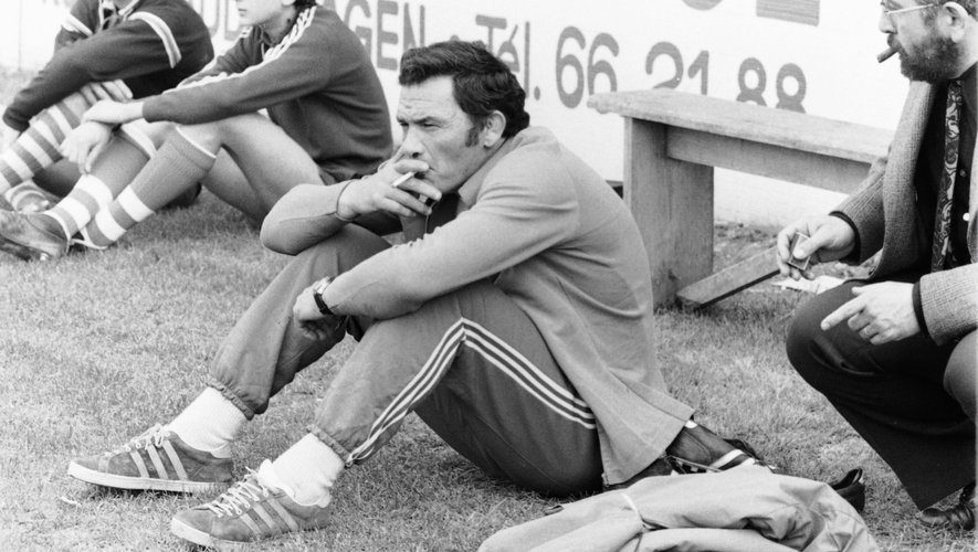 Ci-contre, Jean Carrère est alors entraîneur de Narbonne, à la mi-temps du seizième de finale du 24 février 1974, Narbonne-Lourdes (9-6) . 
