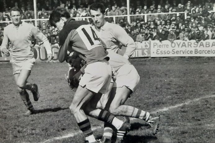 Lors du 16e Graulhet-Usap (11-8) joué à Narbonne. L’ailier tarnais Christian Rouch se retrouve sous pression catalane.