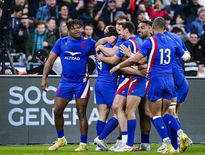 Les Bleus célèbrent l’essai d’Antoine Dupont lors de la victoire contre l’Angleterre, synonyme de grand chelem.