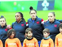 Céline Ferer, ici au centre de la photo, s’attend à un dur combat face aux Anglaises. Le supplément d’âme d’un public bayonnais qu’elle connaît bien ne sera pas de trop pour leur tenir tête.
