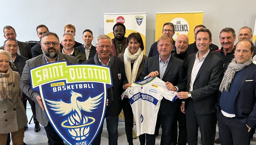 Les dirigeants du Saint-Quentin Basketball posent au côté de ceux de Bpifrance.