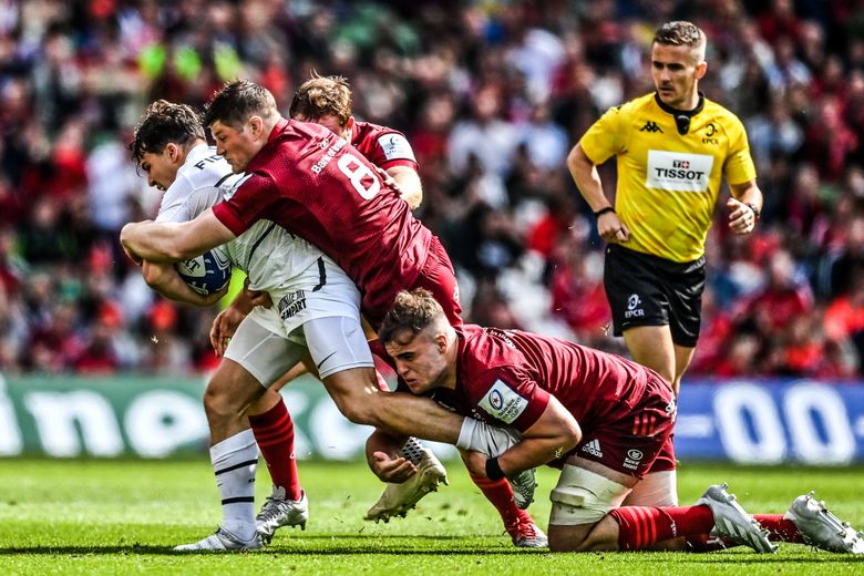 Au bout du suspense et des tirs au but, les Toulousains ont fait plier le Munster, grâce au pied de Romain Ntamack, Antoine Dupont et Thomas Ramos. Les Munstermen, qui avaient pourtant étouffé Toulouse et Dupont une bonne partie du match grâce à une défense de fer (photo de gauche) ont fini par mettre un genou à terre. Photos Icon Sport