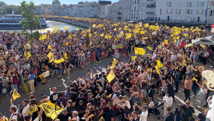 Les Rochelais accueillis sur le Vieux Port par une marée de supporters.