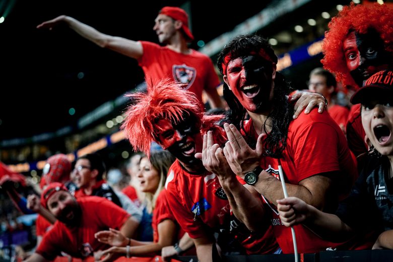 Les supporters toulonnais ont aussi mis le feu à l'Arena.