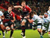 L’ancien Castrais Anthony Jelonch tente d’échapper à Tom Staniforth lors du match aller.