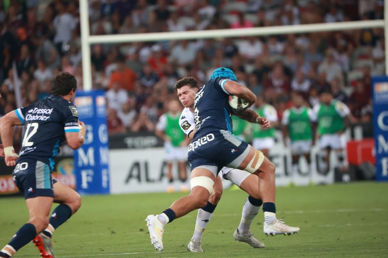 Zach Mercer (Montpellier), face à Matthieu Jalibert (Bordeaux-Bègles).