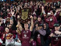 Daly Cherry-Evans, demi de mêlée et capitaine des Maroons, soulève le trophée avec ses supporters. Photo Queensland Maroons