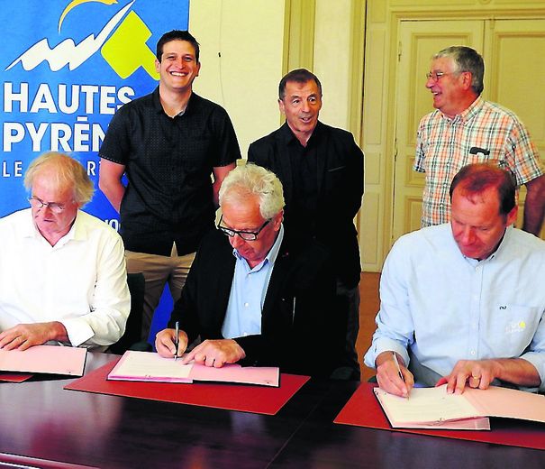 Le Tour de France s’élancera de Castelnau-Magnoac, sur les terres d’Antoine Dupont, pour rejoindre celles de Fabien Galthié à Cahors. Cette étape est conçue comme un lien avec le rugby. D’ailleurs Pierre Berbizier était présent lors de la signature publique.