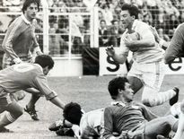 Photo de gauche Franck Mesnel et Pierre Berbizier furent deux des grands acteurs de ce match de légende. Pascal Ondarts, en médaillon, réussit quant à lui un grand match au poste de pilier gauche.Photo de droite L’ouvreur Franck Mesnel eut le mérite, sur ce match, de réussir à s’adapter à un style de jeu qui n’était pas vraiment le sien. Celui qui était un chantre de l’attaque sut se muer en un gestionnaire capable d’illuminer le ciel de Nantes de mille chandelles.Photos Icon Sport