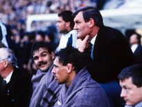 Mâchés par l’agressivité française, Gary Whetton et Wayne Shelford regardent la fin du match depuis le banc de touche, sous le regard du manager Brian Lochore.