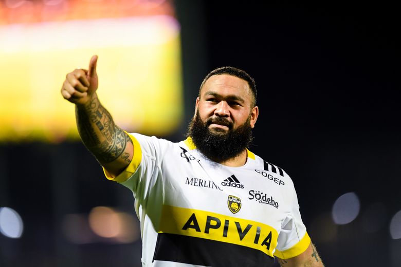 Atonio, levant le pouce en guise de salut, sous le maillot de la Rochelle, son unique club en France.
