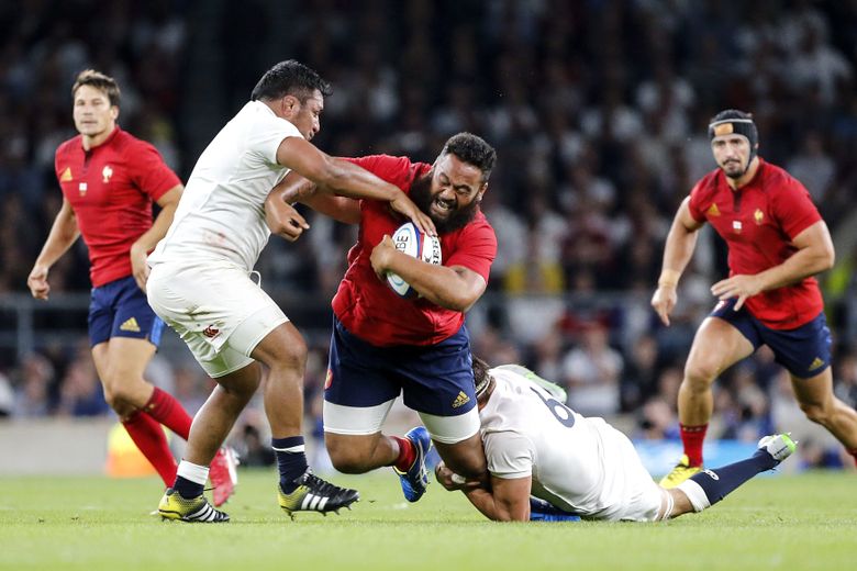 Uini Atonio en 2015 sous le maillot rouge du XV de France, à l'occasion d'un match de préparation du Mondial en Grande-Bretagne