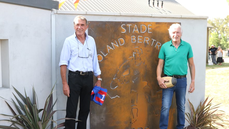 Roland Bertranne, à gauche, a eu le plaisir de voir le stade d’Ibos, son village natal, renommé de son nom. Une belle journée qu’il a pu partager avec tous ses amis du rugby et du village, au premiers rangs desquels certains des chelemards de 1977 et 1981. Il pose ici avec Sylvain Pebay, un des pionniers du rugby à Ibos et maître de cérémonie de l’événement. 