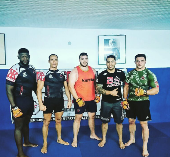 Juillet 2017, le talonneur du Racing 92 Camille Chat (ici tout à droite) participe à une initiation au Mixed Martial Arts sous la direction de Stéphane Leca (deuxième en partant de la gauche).
