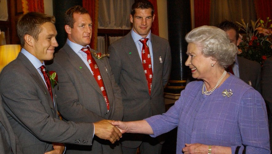 En 2003, les champions du monde anglais - on reconnaît ici, de gauche à droite, Jonny Wilkinson, Richard Hill et Simon Shaw - avaient été reçus par la reine Elizabeth II au palais de Buckingham pour recevoir les félicitations de la souveraine. Photo Icon Sport