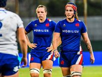 Le staff des Bleues a fait le pari de prendre dans le groupe des trente-deux de jeunes joueuses avec peu de sélections comme Charlotte Escudero, ici à droite aux côtés de Romane Ménager.