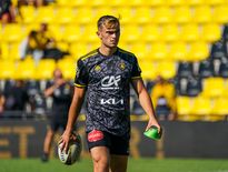 Natif de Corrèze, le jeune ouvreur franco-anglais débarqué à La Rochelle en 2020 s’est offert un doublé pour son premier match professionnel avec le numéro 10. Photo Icon Sport