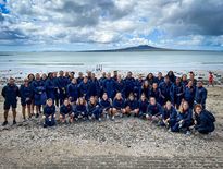 Quelques jours après son arrivée, l’ensemble du groupe France a pris la pose sur la plage de Takapuna avec, en fond, l’île volcanique de Rangitoto, située dans le golfe de Hauraki au nord d’Auckland.