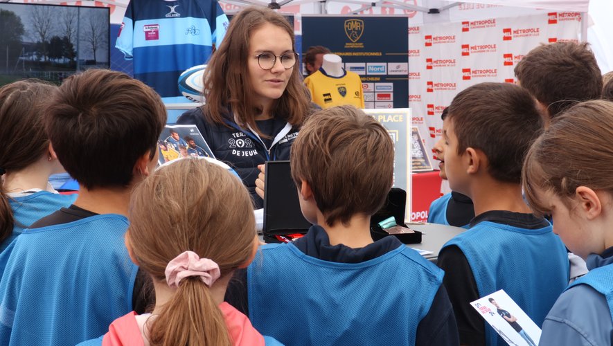 Alycia Christiaens, médaillée de bronze lors de la Coupe du monde de rugby à VII il y a trois semaines, fait découvrir sa pratique à des jeunes de l’agglomération.