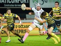 Pro D2 - Yoann Laousse Azpiazu (Mont-de-Marsan) tente d'arrêter Nicolas Martins (Soyaux-Angoulême)