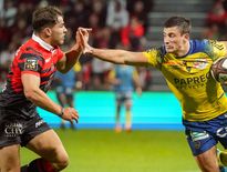 Bautista DELGUY (Clermont), face à Antoine Dupont (Toulouse).
