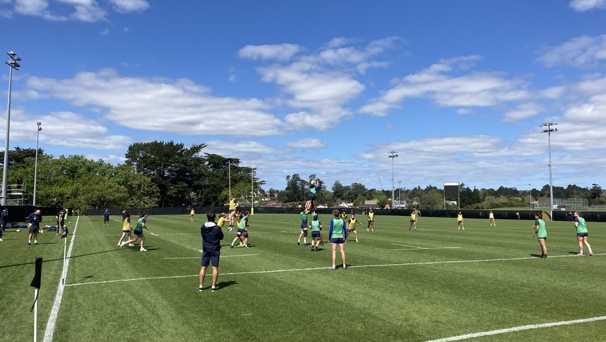 A deux jours d’affronter l’Afrique du Sud, les Bleues révisaient leurs touches sur l’impeccable terrain du Pakuranga Union Rugby Club, là où elles ont pris leurs habitudes. Une semaine plus tôt, elles ont gravi le pont d’Auckland en guise d’activité détente.