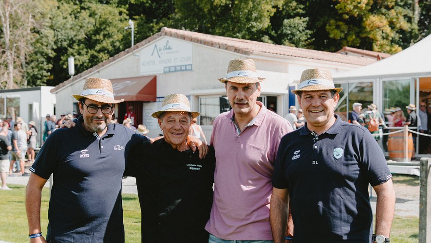 Un demi-siècle de rugby illustré par Denis Poras (président), Pierre Pozzobon (ex président), Jean-Jacques Alibert (ex entraîneur) et David Levêque (président) (de gauche à droite). 