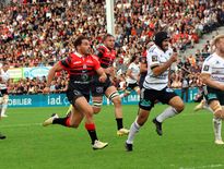 Sur un ballon de récupération, Anthony Jelonch poursuit au pied et Antoine Dupont est le plus rapide pour aller inscrire le premier essai toulousain.