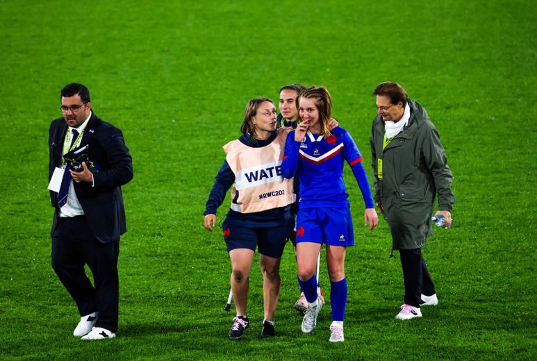 Pauline Bourdon et Gaëlle Mignot précèdent Laurent Sansus, après le match perdu face à l'Angleterre..