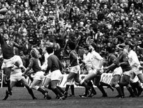 À gauche, Jean-Luc Joinel intercepte un ballon face à l'Ecosse en 1982. Le deuxième ligne sera l'un des animateurs du groupe tricolore en Nouvelle-Zélande cinq ans plus tard.