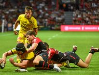 Grégory Alldritt aplatit malgré un retour défensif d'Antoine Dupont