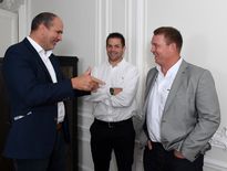 John Smit (à droite) accompagné de Richie McCaw et Martin Johnson.